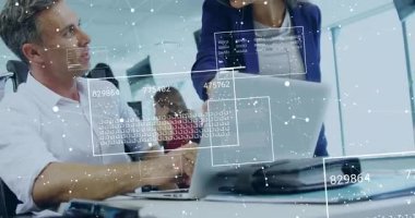 İş arkadaşları laptopta iş arkadaşı olarak işbirliği yaparak iş ölçümlerini gözden geçiriyorlar. Çalışma alanı, takım çalışması, iletişim, dijital, profesyonel, yenilik, tartışma