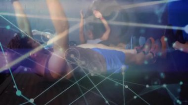 Eğitmen sinyallerinde, fitness grubu ağ grafikleriyle çekirdeği güçlendirmek için V-hold kaldırma işlemi yapıyor. Spor, grup, egzersiz, güç, egzersiz, eğitim, motivasyon