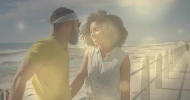 Rıhtımdaki raylara yaslanan bir çift, seyahat reklamında romantik bir havai fişekle birbirlerine bakıyorlar. Romantizm, bağlantı, açık hava, mutluluk, dinginlik, yaşam tarzı, canlı