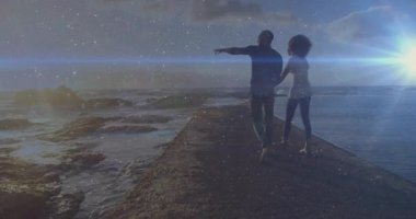 Gün batımında gezmek için kayalık bir iskelede yürüyen bir çift. Durup ufku işaret eden bir adam, kadının bakışları. Macera, arkadaşlık, keşif, manzara, sükunet, doğal, açık hava