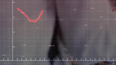 Sunucu toplantı masasının önünden geçerken kırmızı çizgi çizelgesi beliriyor ve meslektaşlar grafikleri izliyor. İş, işbirliği, analitik, takım, yenilik, strateji, iletişim