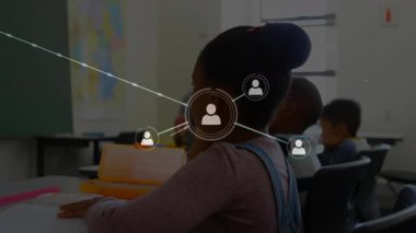Egitim sinifi ogrencisi ag hatlarini yayiyor, el kaldiriyor, üst üste bindiriyor. Çocuk, teknoloji, dijital, yenilik, öğrenme, bağlantı, sınıf