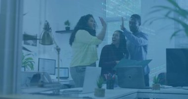 İş adamları dizüstü bilgisayarın sonuçlarını inceliyor ve yüzen grafikleri gösteren turkuaz klasörü işaret ediyor. İşbirliği, takım çalışması, başarı, yenilik, modern, profesyonel, veri analizi