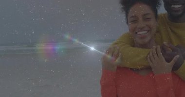 Sahilin açılış sahnesini gezmek, kucaklaşmayı paylaşan erkeği kucaklayan kadını ortaya çıkarmak. Romantizm, şefkat, yakınlık, dinginlik, samimiyet, doğal, bağlantı