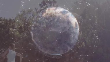 Kadın koşucu, yarı saydam fitness teknolojisi gibi iz sürmeye başlıyor. Grafik bağlantısında zayıflıyor. Atletik, açık hava, fitness, teknoloji, görselleştirme, bağlantı, macera