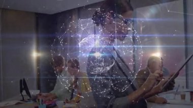 Teknoloji ofisinde tablet kullanan ve küresel verileri görselleştiren dijital dünya ağını canlandıran bir kadın. İşbirliği, yenilik, bağlantı, takım çalışması, dijital, modern, analitik