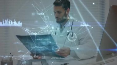 Doktor raporlara bakıyor, radyografiyi kaldırıyor, filmi sağlık değerlendirmesi için pencere perdelerinin altına çekiyor. Tıbbi, konsültasyon, analiz, profesyonel, klinik, tanı, soruşturma