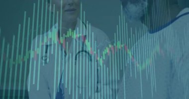 Doktorlar muayene odasında sağlık verilerini inceliyor ve açıklıyor. Parmaklıklar yükseliyor ve şamdanlar dalgalanıyor. Tıbbi, danışma, analitik, sağlık, profesyonel, dijital, iletişim