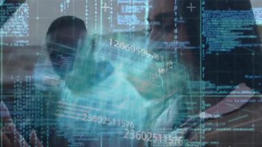 Kadın tableti tıklatıyor ve adam iş görüşleri için holografik veri şebekesini takip ediyor. Teknoloji, işbirliği, yenilik, fütürizm, dijital, kurumsal, veri görselleştirme