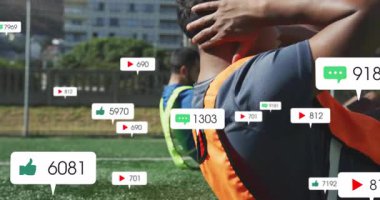 Futbol takımı spor sahasında mekik çekmeye ve yükselen sosyal medya sayaçları oluşturmaya başlıyor. Sporcular, takım çalışması, fitness, motivasyon, antrenman, spor, enerji
