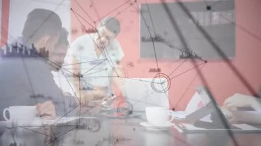 Teknoloji ekibi veri örtüşmesini gösteren akıllı telefonu tarıyor, tableti dinleyip işbirliği yapan grafikleri gösteriyor. İşbirliği, takım çalışması, yenilik, dijital, ağ oluşturma, profesyonellik, analitik