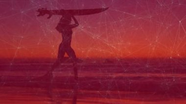 Gün batımında dalgalardan yükselen sörf tahtasını kaldıran bir kadın ıslak kum boyunca kıyıya geri dönüyor. Macera, açık hava, dinginlik, keşif, atletizm, manzara