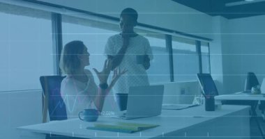 Bir iş arkadaşı dizüstü bilgisayarda el kol hareketi yaparken, diğeri de iş bilgileri çizelgesi çizerken masada dinliyor. İşbirliği, takım çalışması, analitik, tartışma, profesyonel, modern, çalışma alanı