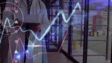 Erkek doktor tableti tıkırdatıyor, holografik tıbbi çizelgeleri gerçek zamanlı inceleme için gösteriyor ve güncelliyor. Tıbbi, teknoloji, fütüristik, yenilik, sağlık, veri, analiz