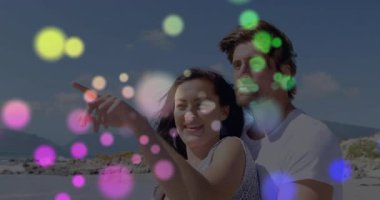 Dağa bakan bir kadın, seyahat reklamında partnerine sarılıyor ve Bokeh Drift 'le görüşünü paylaşıyor. Romantizm, macera, manzara, açık hava, dinginlik, bağlantı, manzara