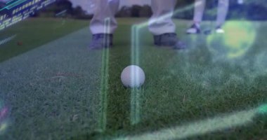 Golfçü kaldırma klubü sıralamayı test etmek için, eş yargılama sırası dijital kaplama golf hazırlığı ile. Spor, açık hava, kesinlik, rekabet, koçluk, teknoloji, profesyonellik