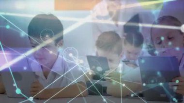 Öğrenciler tabletleri tıklatırken ve çocuklar sırıtırken iletişim ağı titreşim sınıfını örtüyor. Eğitim, teknoloji, öğrenme, çocuklar, sınıf, dijital, yenilik