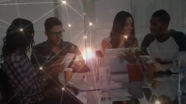 Kadın telefon animasyon ağı örtüşmesi, takım iş toplantısında proje tartışması. İşbirliği, takım çalışması, teknoloji, yenilik, üretkenlik, modern, profesyonellik