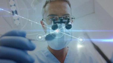 Diş hekimi, dişçi aletini hastaya göre ayarlıyor, büyüyen veri ağını etkinleştiriyor, diş prosedürünü yönlendiriyor. Tıbbi, teknoloji, dijital, yenilik, sağlık, ağ, fütüristik