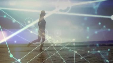 Gün doğumunda ıslak kumda koşan siluet kadın fitness teknolojisi için parlayan veri düğümlerini başlatıyor. Siluet, plaj, gündoğumu, dijital, parıltı, okyanus, atletik