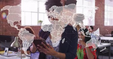 İş kadını tableti tıklayarak animasyon dünya haritasını başlatıyor ve küresel ağ verilerini ortaya çıkarıyor. İşbirliği, yenilik, teknoloji, bağlantı, çalışma alanı, profesyonel, veri görselleştirme