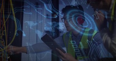 Tableti referans gösterirken ve AR örtülerini etkinleştirirken tanı için ağ kablosunu hizalamak. Teknoloji, yenilik, siber güvenlik, veri, dijital, endüstriyel, iletişim