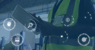 Fabrika teknisyeninin tablet ekranını yürütmesi, AR veri simgelerini çağırması ve düzenlemesi. Sanayi, teknoloji, yenilik, mühendislik, dijital, fütüristik, veri