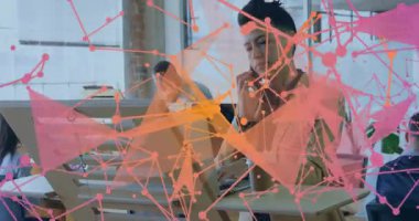 30 'lu yaşların ortalarında bir kadın, danışma masasının etrafında yükselen teknoloji ağı olarak değerlendirilmek üzere akıllı telefonlara cevap veriyor. Teknoloji, yenilik, bağlantı, işbirliği, modern, çalışma alanı, dijital