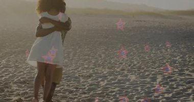 Adam, altın saat kumsalında dönen kucaklaşma için eş kaldırıyor, markalaşma için, yıldız şeklinde parlamalar gösteriyor. Romantizm, şefkat, çift, yakınlık, kutlama, eğlence, sanatsal