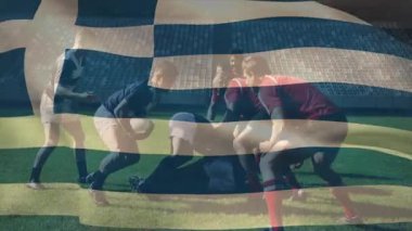 Mavi oyuncu rugby maçında koşuyor, kırmızı defans koşuyor ve kargaşa yaratıyor, kırmızı takım topu koruyor. Atletizm, rekabet, takım çalışması, enerji, spor, yoğunluk, eylem