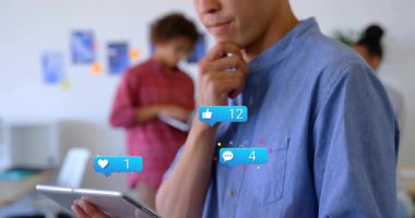 Sosyal baloncukları etkinleştiren, yükselen sosyal ikon ölçümlerini takip eden profesyonel bir tablet. İşbirliği, dijital iletişim, katılım, modern çalışma alanı, veri analizleri, takım etkileşimi, profesyonel büyüme