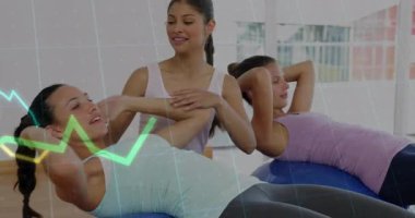 Antrenör ellerini mavi topların üzerine koyuyor. Formda olması için eşzamanlı mekik çekiyor. Fitness, takım çalışması, motivasyon, sağlık, egzersiz, dinamik, sağlık