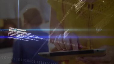 Teknisyen tıklaması tableti ve gerçek zamanlı veri akışı oluşturan animasyon ikili kodu. Teknoloji, yenilik, dijital, gelecek, veri, bağlantı, modern