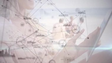 Kadın dokunmatik ekranı kaldırıyor ve dokunuyor. Plaj teknisyeni tanıtımı için animasyon ağı grafiklerini aktifleştiriyor. Teknoloji, bağlantı, sosyal, eğlence, fütüristik, açık hava, yenilik