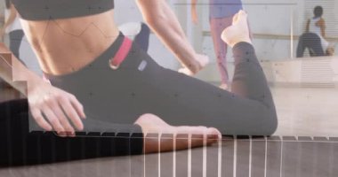 Lider fitness eğitmeninin kuad esneme ve bacak dengeleme derslerine rehberlik etmesi üzerine. Fitness, streç, yoga, denge, sağlık, stüdyo, esneklik