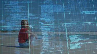 Kum ufkunda oturan kadın, teknoloji teması için şeffaf kod şebekelerini etkinleştiriyor. Teknoloji, fütürizm, manzara, tefekkür, yenilik, dijital, huzur