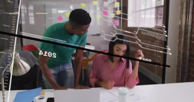 İşaret tablosuna giren erkek meslektaşı, iş analizinde işbirliği yapıyor. İşbirliği, takım çalışması, veri görselleştirme, modernleşme, profesyonellik, beyin fırtınası, iletişim