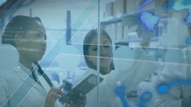 İki bilimadamı, laboratuarda insan akış hattını rafine ederken tablet üzerinde yazı yazıyorlar. Araştırma, yenilik, teknoloji, iletişim, takım çalışması, fütüristik, profesyonellik