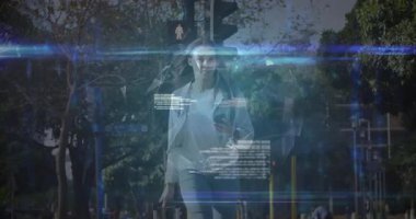 Bavulu çeken ve yaya geçidinde akıllı telefonları dinleyen bir kadın AR küresel ağ örtüsü üretiyor. Kentsel, teknoloji, bağlantı, fütürizm, yenilik, seyahat, dijital