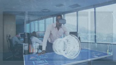 Şirket mühendisi masa başına dokunuyor kulaklık takıyor kadın tarafından incelenmek üzere döner model tasarlıyor. Teknoloji, yenilik, işbirliği, 3D, görselleştirme, fütürizm, iş