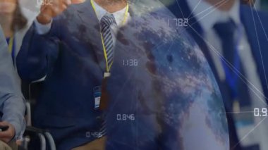 Kurumsal katılımcılar, küresel veri görselleştirmesini arttırmak için el üstüne el kaldırıyorlar. Profesyonel, ağ oluşturma, sunum, yenilik, dijital, kurumsal, konferans