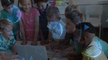 Öğrenciler, coğrafya dersi için dizüstü bilgisayara eğilip tuşlara basarak holografik dünyayı izliyorlar. Edtech, işbirliği, yenilik, eğitim, dijital, gelecekçi, çocukluk