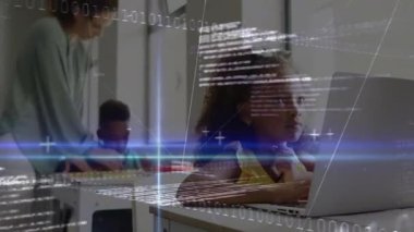 Dizüstü bilgisayarda yazan kız ikili kodların yoğunlaşmasına neden oluyor, tabletteki ana rehber çocuk ev çalışmasında. Teknoloji, eğitim, aile, dijital, odaklanma, öğrenme, yenilik