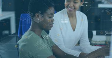 İş için beyaz akranlara gösterme ve verme aygıtı sunarken yeşil çalışma arkadaşı tableti kaydırıyor. İşbirliği, takım çalışması, modern, profesyonel, iletişim, dijital, başlangıç