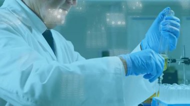 Laboratuvar bilim adamı pipete ulaşıyor. Sarı sıvıyı izleme hazırlıklarını içeren tüplere yerleştiriyor. Araştırma, deney, yenilik, kesinlik, kimya, analiz, teknoloji