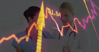 Tıp uzmanları, tablet verilerini incelemek için tartışıyor, önlerinde hareketli grafikler var. Sağlık, işbirliği, teknoloji, analitik, yenilik, dijital, klinik