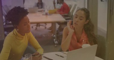 Turuncu elbiseli kadın dizüstü bilgisayarı işaret ediyor ve iş görüşmelerinde iş arkadaşına rehberlik ediyor. İşbirliği, tartışma, takım çalışması, iletişim, profesyonel, modern, ofis