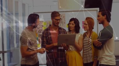 Sunucu ofiste dizüstü bilgisayar açıyor ve animasyon kaplamalarla iş toplantısına rehberlik ediyor. İşbirliği, takım çalışması, yenilik, beyin fırtınası, modern, profesyonel, iletişim