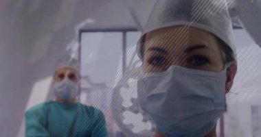 Kadın cerraha odaklanan kamera, görsel veriler geliştiren holografik dünya. Tıbbi, teknoloji, yenilik, takım çalışması, kesinlik, sağlık, dijital