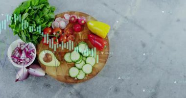 Tablolar zayıflıyor, çizelgeler yükseliyor ve salata malzemeleri üzerinde kayıyor besin verilerini görselleştiriyor. Taze ürün, sağlıklı beslenme, beslenme analizi, veri görselleştirmesi, aşçılık, dijital grafikler, renkli